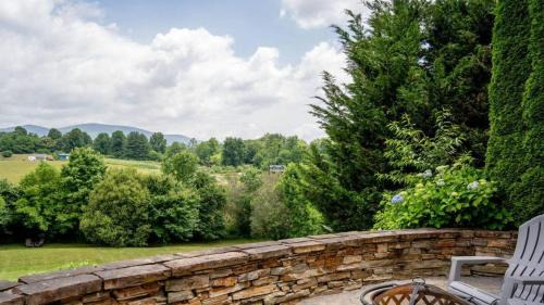 Fairview House | Fairview Vista by AvantStay 10 Mins to Asheville