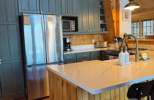 Black Mountain Cabin | Fairytale 3-bedroom cabin in lovely Black Mountain with Views, WiFi, Hot Tub