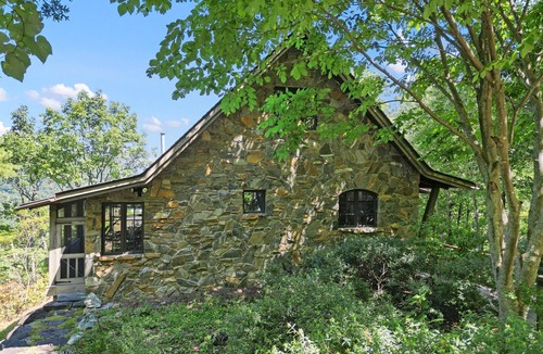 Black Mountain Cabin | Fairytale 3-bedroom cabin in lovely Black Mountain with Views, WiFi, Hot Tub