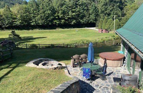 Sugar Grove Cabin | Fairytale Barn: Hot Tub, Trout Stream & Petting Zoo?
