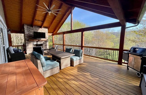 Charter Hills House | Fall Colors/Amazing Deck w/Fireplace & TV/Hiking/Skiing/Wineries/Pets