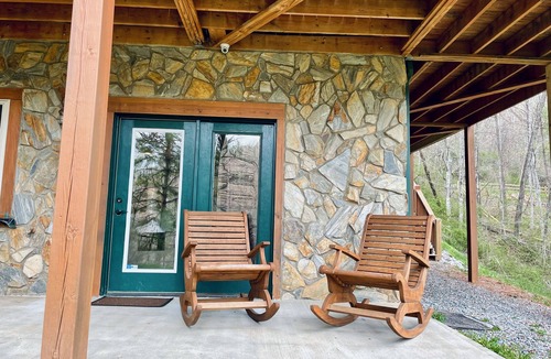 Grassy Creek Cabin | FALL ESCAPE 4-bedroom dog-friendly log cabin