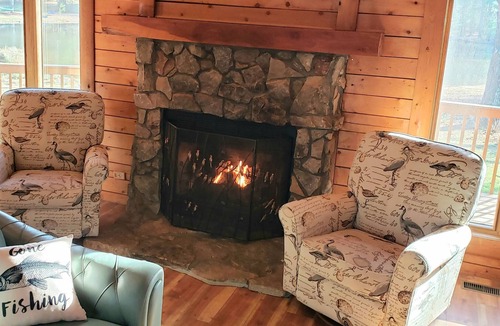 Bunnlevel Cabin | Families reconnect at Private Lakefront Log Cabin w/Hot Tub, Kayaks, Fishing!