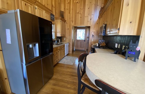 Ferguson Cabin | Family and Pet Friendly Mtn Top Cabin, Double Porch, High-Speed WiFi/SmartTVs