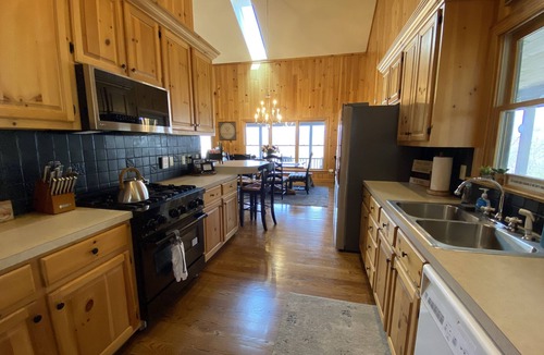 Ferguson Cabin | Family and Pet Friendly Mtn Top Cabin, Double Porch, High-Speed WiFi/SmartTVs