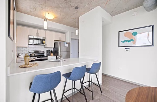 Sobro Apartment | Family Escape in SoBro | Rooftop Pool & Balcony | Steps to Country Music Hall