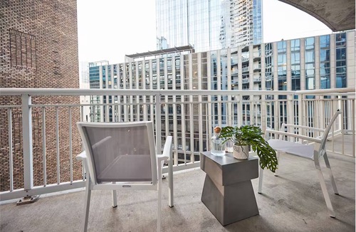 Sobro Apartment | Family Escape in SoBro | Rooftop Pool & Balcony | Steps to Country Music Hall
