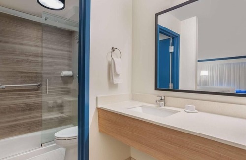 Hilton Head Island Hotel | Family-friendly with Outdoor Pool Near Beach Access and Restaurants | 4 Units