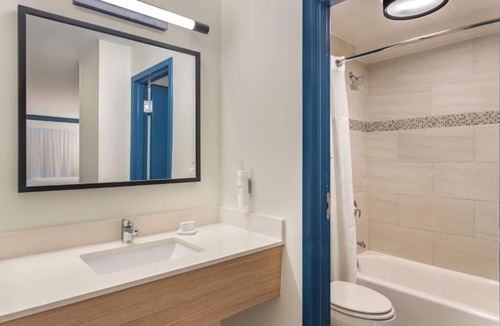 Hilton Head Hotel | Family-friendly Stay Near Beach Access, Coligny Plaza & Outdoor Adventures