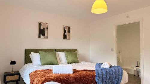 Cambourne House | Family-Friendly 4-Bed Home in Cambridge with Parking & Sleeps 7