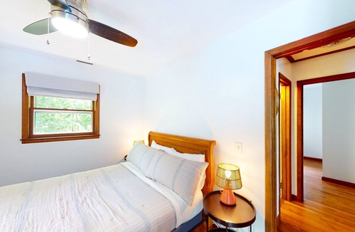 Leicester Hotel | Family-friendly farm retreat on 18 acres with mountain views - board games & AC