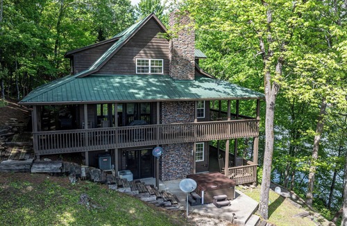 Topton Cabin | Family-Friendly Lakefront Retreat – Private Dock, Hot Tub & Endless Fun!