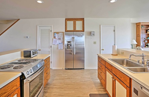 Sunset Beach House | Family-Friendly Vacation Home: Steps to Beach!