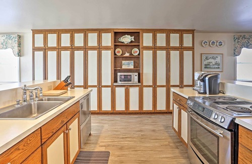 Sunset Beach House | Family-Friendly Vacation Home: Steps to Beach!