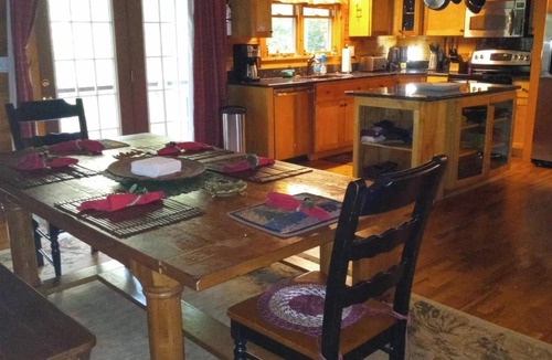 Seven Devils Cabin | Family Fun Cabin-Hike Otter Falls/Firepit/New Hot Tub/TheatreRoom/Ideal Location