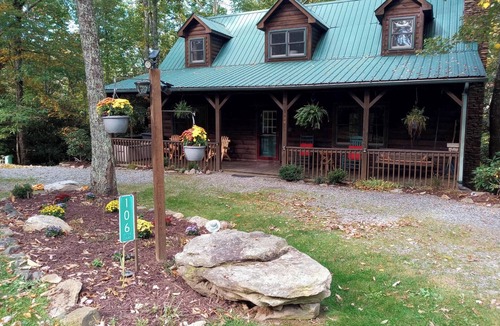 Seven Devils Cabin | Family Fun Cabin-Hike Otter Falls/Firepit/New Hot Tub/TheatreRoom/Ideal Location
