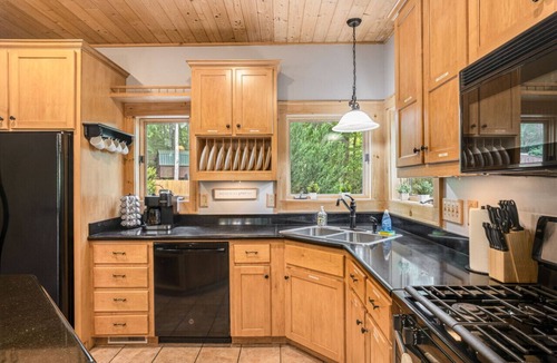 Avery Creek House | Family Getaway: Pool, Game Room, Fire Pit & 3 Kings
