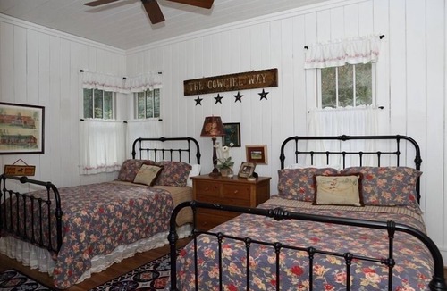 Canton Cabin | Family Mountain Lodge on 70 acres near Waynesville and Asheville