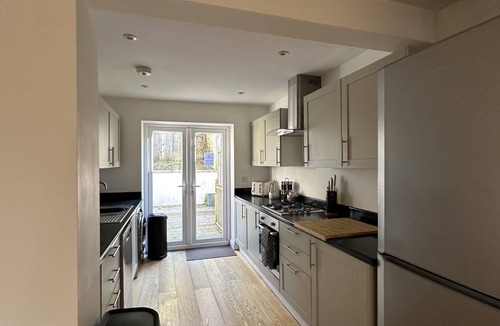 Southville House | Fantastic large town house situated 9 minute drive away from Bristol City Centre
