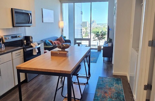 Music Row Apartment | Fantastic Luxe 1Bed High Rise on Music Row - Skyline Views