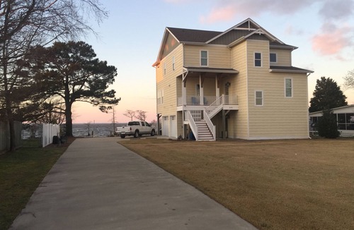 Roper House | Fantastic WATERFRONT house with BEAUTIFUL VIEWS OF THE ALBEMARLE SOUND. Relaxing