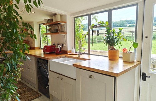 Alton Barnes House | Far End Cottage - Three Bedroom House, Sleeps 5