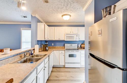 Westover Apartment | Fayetteville Autumn Escape Lake Views and Home Gym