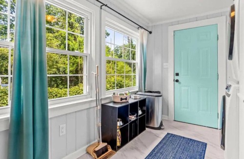 Old Irving Park Apartment | Fenced Backyard- Family Games- Close to Downtown