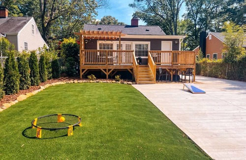 Old Irving Park Apartment | Fenced Backyard- Family Games- Close to Downtown