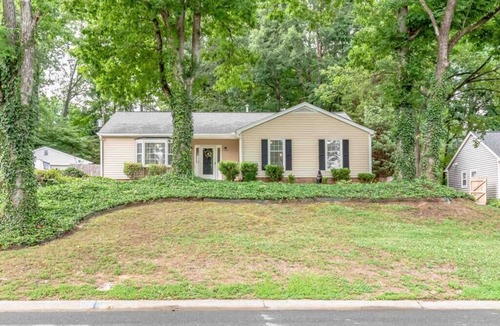 Matthews House | Fenced in backyard 4 Family gatherings & Dog Park