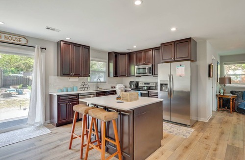 Myrtle Grove Cottage | Fenced Yard! Family Getaway 6 Mi to Carolina Beach