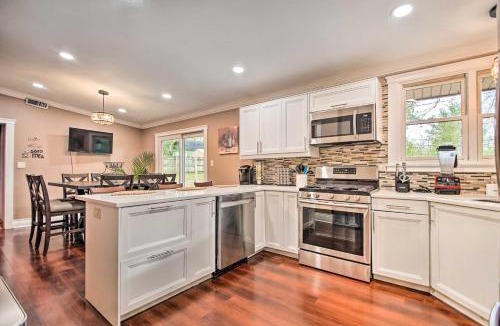 Fox River Grove House | Fenced Yard: Fox River Grove Home, Dogs Welcome