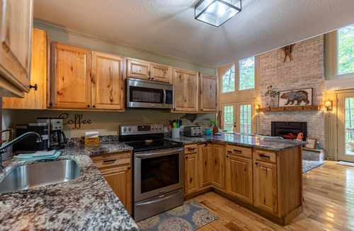 Charter Hills House | Fern Leaf Lodge - Welcoming home, seasonal views, hot tub, pet friendly!