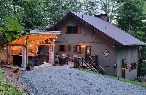 Charter Hills House | Fern Leaf Lodge - Welcoming home, seasonal views, hot tub, pet friendly!