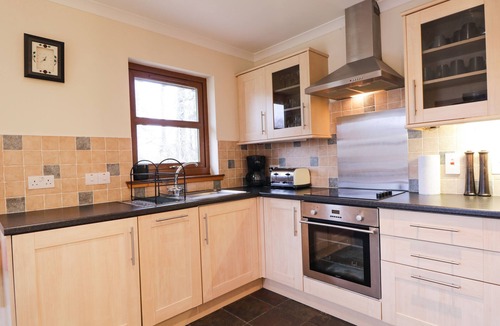 Roybridge Cottage | FERSIT LOG COTTAGE, pet friendly, with hot tub in Spean Bridge