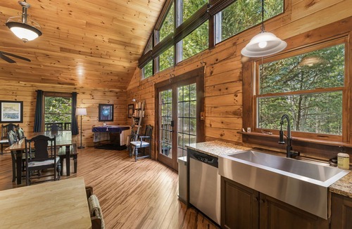 Vein Mountain Cabin | Fiona's Forest Haven by Carolina Properties