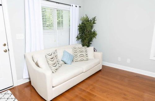 Chapel Hill House | Fire Pit - 4 Min from UNC - 7 Min from Carrboro - Fast Wi-Fi