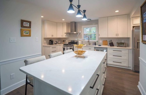 North Raleigh House | Fire pit - 6 Min to North Hills - Screened Porch