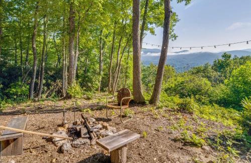 Spruce Pine Apartment | Fire Pit and Views Pet-Friendly Spruce Pine Studio