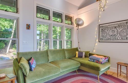 Spruce Pine Apartment | Fire Pit and Views Pet-Friendly Spruce Pine Studio