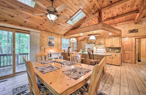 Lake Toxaway Cabin | Fire Pit & Grill: Cozy Cabin in Lake Toxaway!