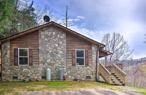 Marion Cottage | Fire Pit & Mtn Views: Charming Marion Cabin!