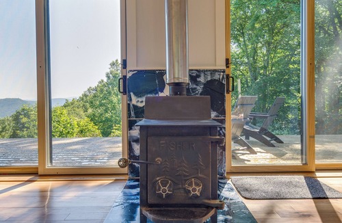 Spruce Pine Apartment | Fire Pit & Views: Pet-Friendly Spruce Pine Studio