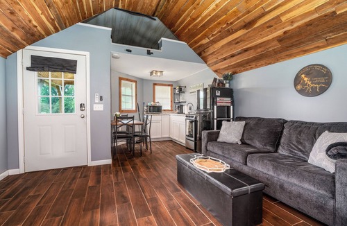 Marion Cabin | Firepit, Boat Parking & Giant Tulip Poplar Tree