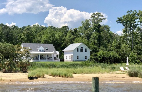 Minnesott Beach House | Fisher Point Cottage on the Nuese River