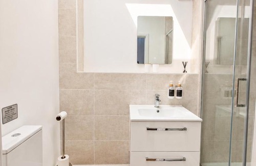 London Borough of Bromley Apartment | Flat 7 in central Bromley - underground parking