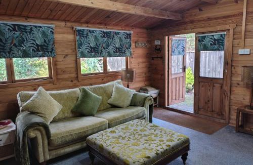 Alderholt House | Forest Cabin Retreat-Sleeps 2-Garden Wifi Trails