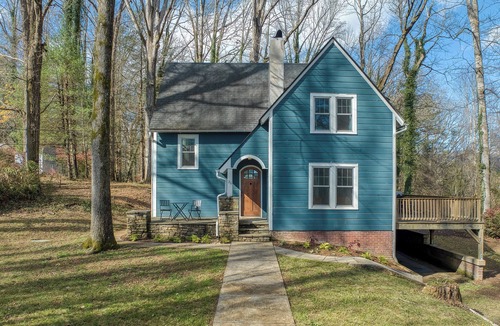 Brevard House | Forest Hill Farmhouse - Monthly Rental 5 Minutes from Downtown Brevard!
