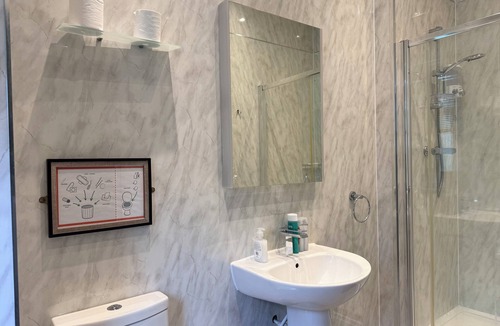 Leith Apartment | Fountain Park Residence | 3 En-suites | Sleeps 10