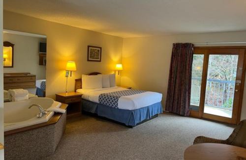 Maggie Valley Hotel | Four Seasons Inn
